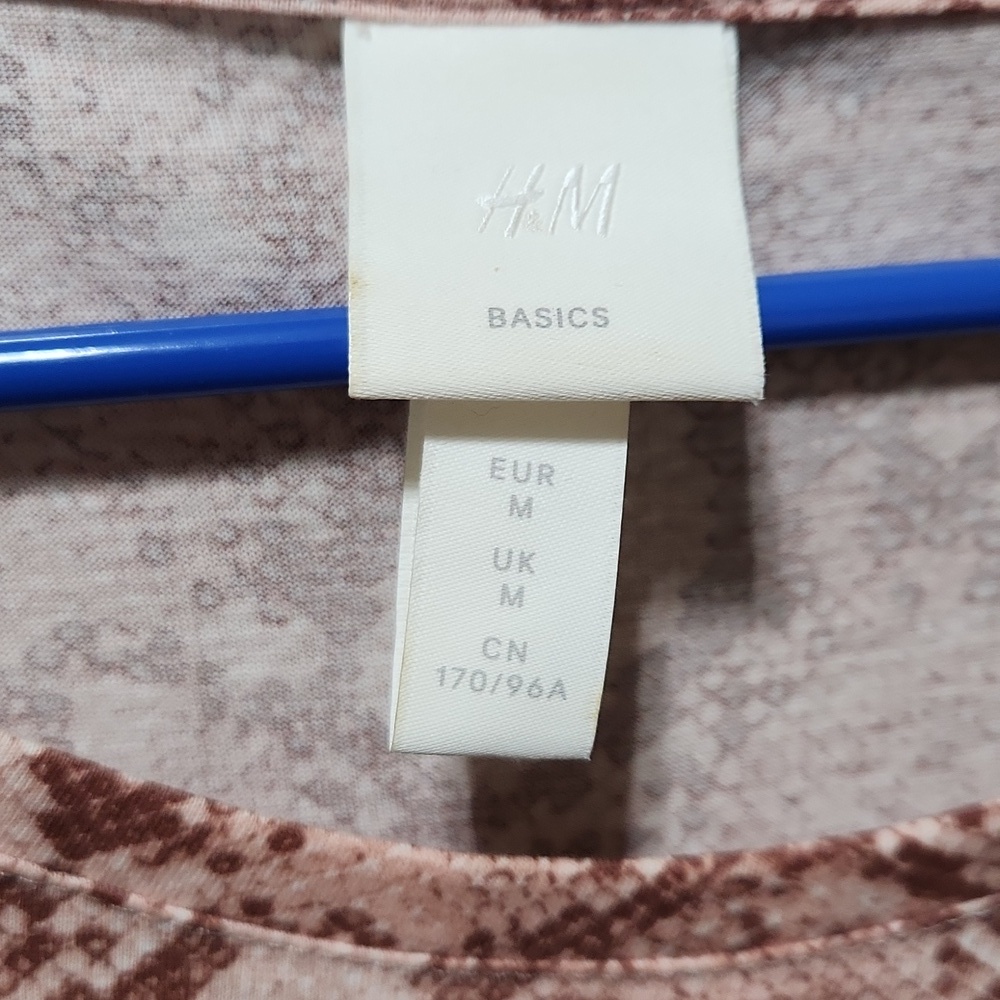 H & M Ladies Tan Snake Pattern top. - Picture 4 of 4